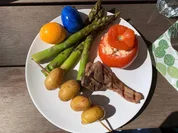 Gegrillte Lammkoteletts mit grünem Spargel, gefüllten Tomaten und Kartoffelspießen - Rezept - Bild Nr. 7978