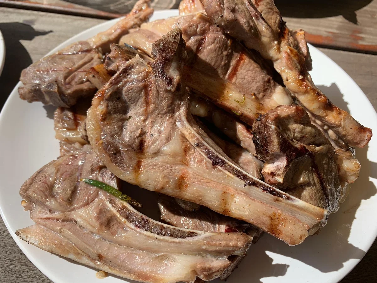 Gegrillte Lammkoteletts mit grünem Spargel, gefüllten Tomaten und Kartoffelspießen - Rezept - Bild Nr. 7979