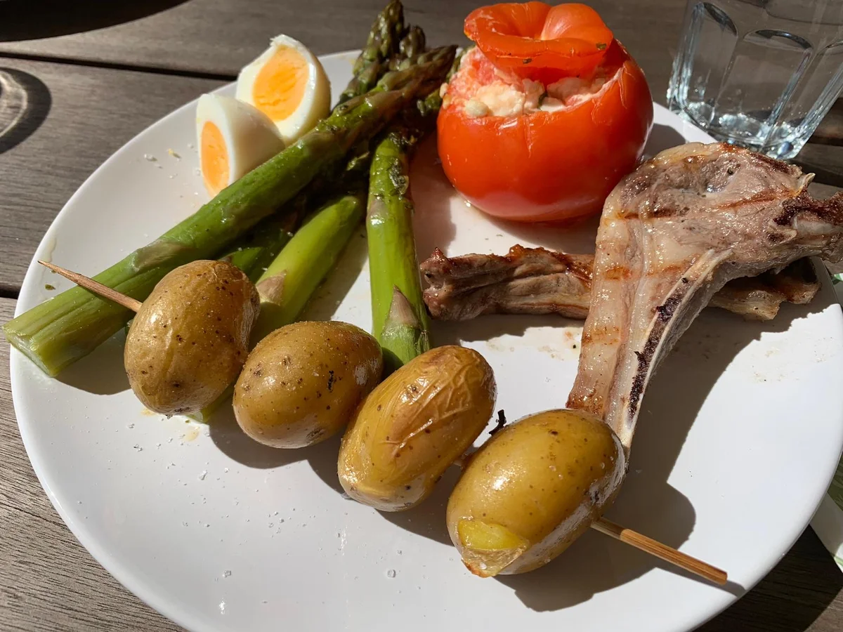 Gegrillte Lammkoteletts mit grünem Spargel, gefüllten Tomaten und Kartoffelspießen - Rezept - Bild Nr. 7980