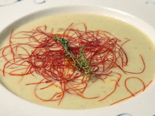 Topinambursuppe mit Passionsfruchtkernen auf weißer Schokolade  - Rezept - Bild Nr. 2