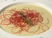 Topinambursuppe mit Passionsfruchtkernen auf weißer Schokolade  - Rezept - Bild Nr. 2