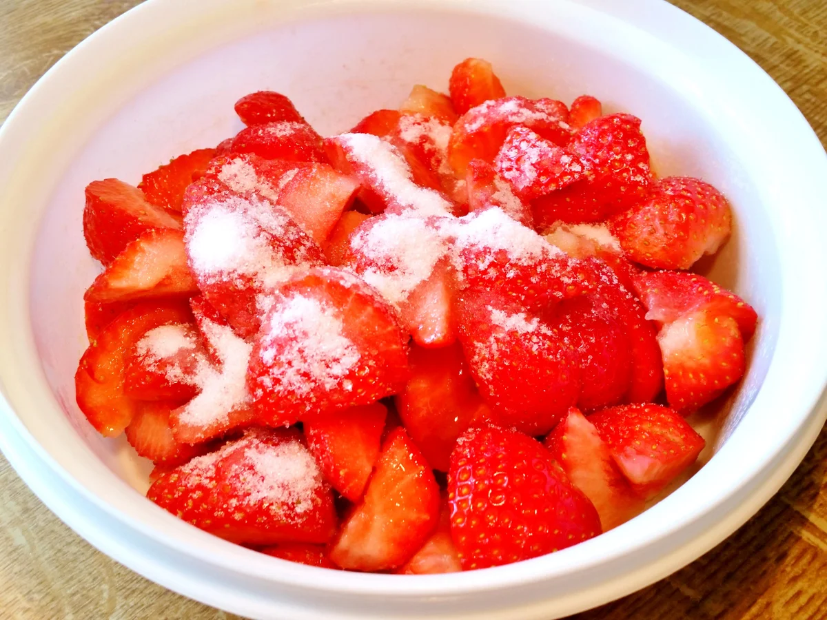 Marinierte Erdbeeren mit Honig-Joghurt - Rezept - Bild Nr. 7982