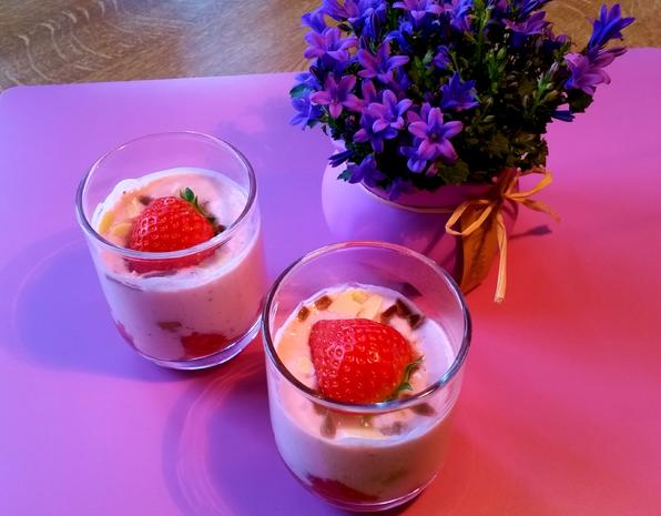 Marinierte Erdbeeren mit Honig-Joghurt - Rezept - kochbar.de