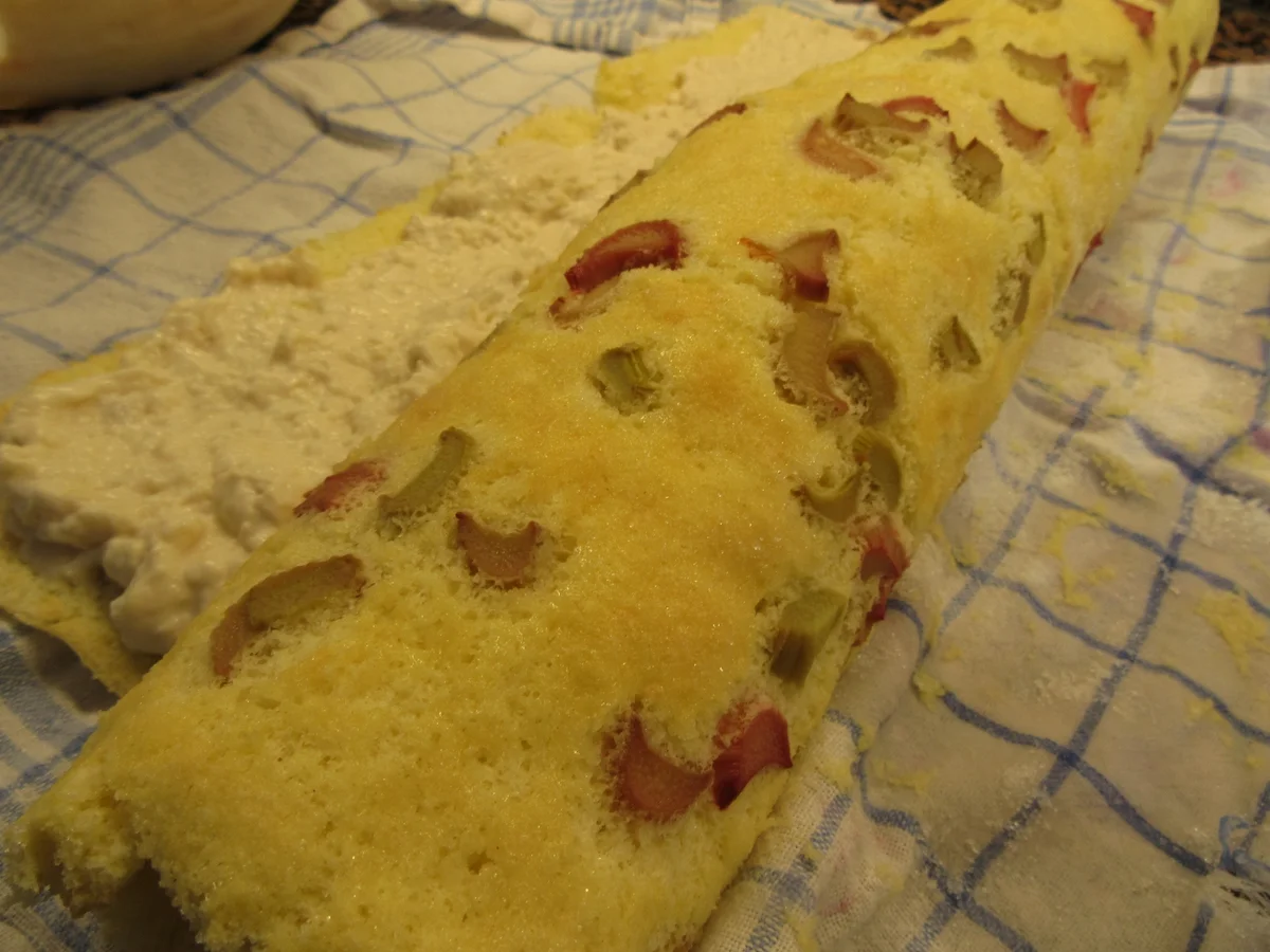 Rezept: Backen: Rhabarber-Biskuitrolle Bild Nr. 7986 Backen: Rhabarber-Biskuitrolle - Rezept - Bild Nr. 7986