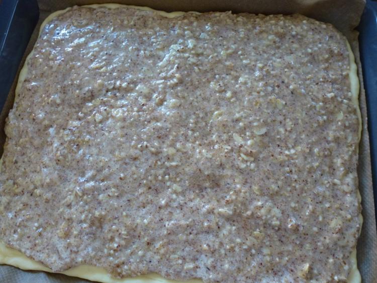 Hefekuchen vom Blech mit nussiger Decke - einfach - von Test00