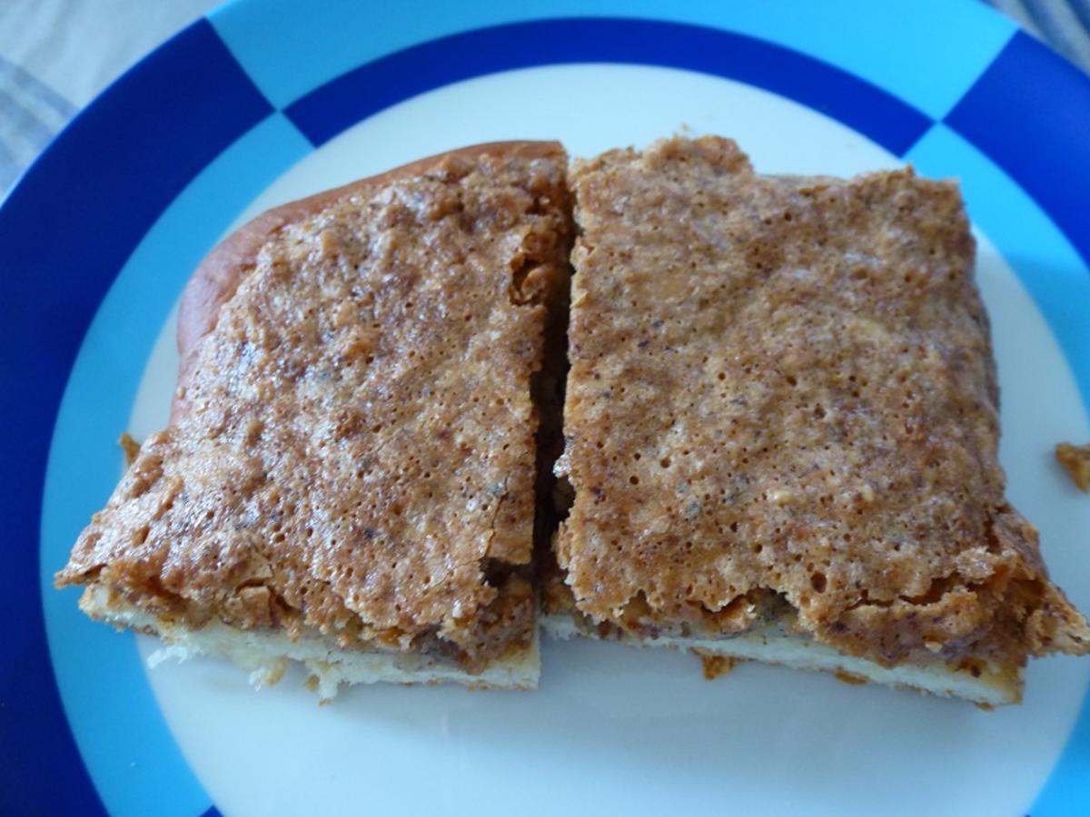 Hefekuchen vom Blech mit nussiger Decke - einfach - von Test00