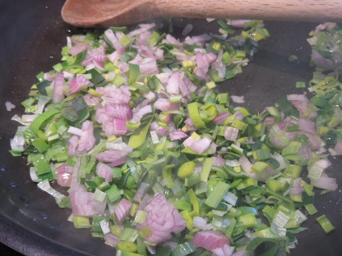 Rezept: Pikantes Backen: Brez´nsoufflé mit Spargelragout, Kräutersoße und Speckcroutons Bild Nr. 8010 Pikantes Backen: Brez´nsoufflé mit Spargelragout, Kräutersoße und Speckcroutons - Rezept - Bild Nr. 8010