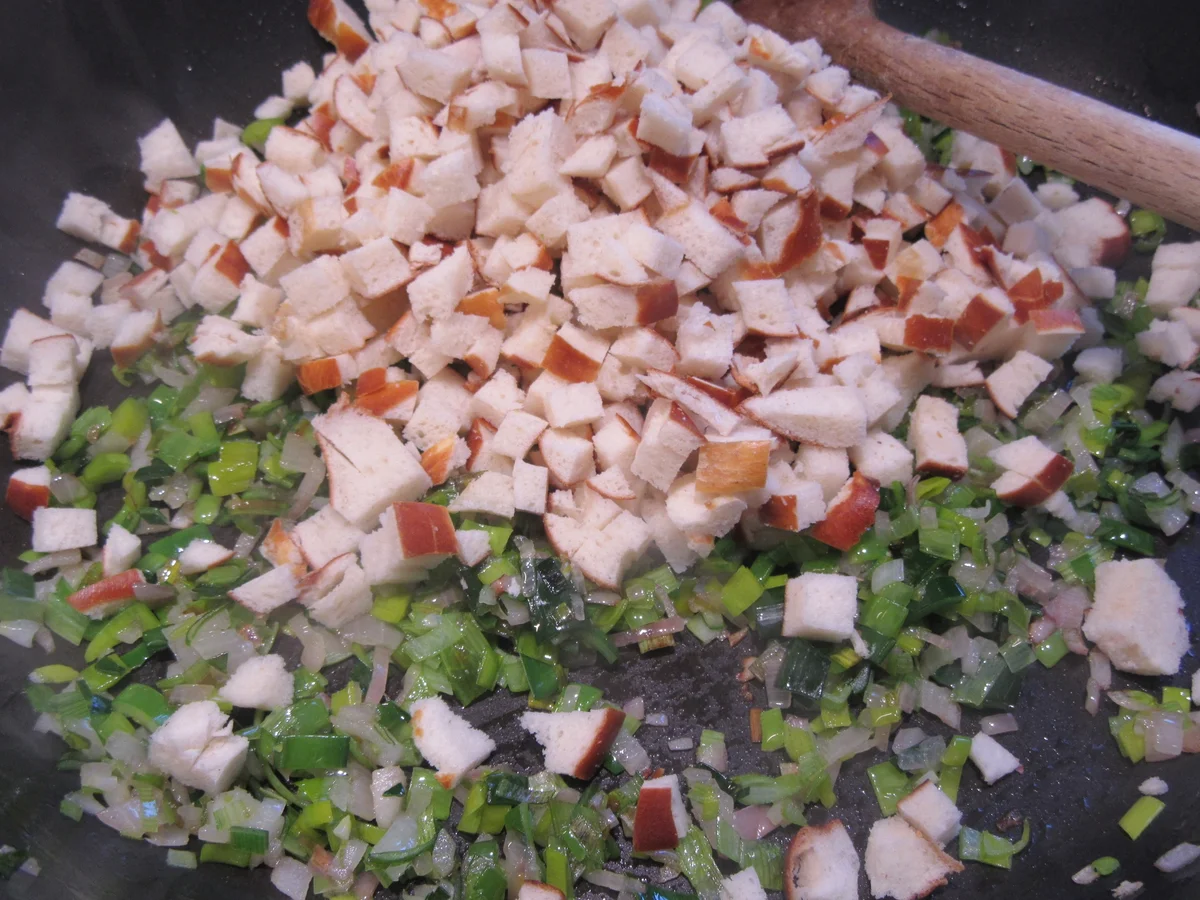 Rezept: Pikantes Backen: Brez´nsoufflé mit Spargelragout, Kräutersoße und Speckcroutons Bild Nr. 8011 Pikantes Backen: Brez´nsoufflé mit Spargelragout, Kräutersoße und Speckcroutons - Rezept - Bild Nr. 8011