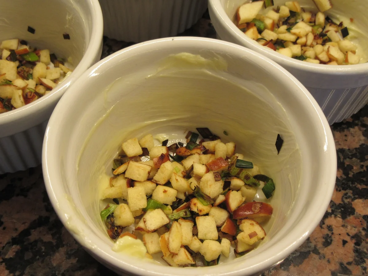 Rezept: Pikantes Backen: Brez´nsoufflé mit Spargelragout, Kräutersoße und Speckcroutons Bild Nr. 8012 Pikantes Backen: Brez´nsoufflé mit Spargelragout, Kräutersoße und Speckcroutons - Rezept - Bild Nr. 8012