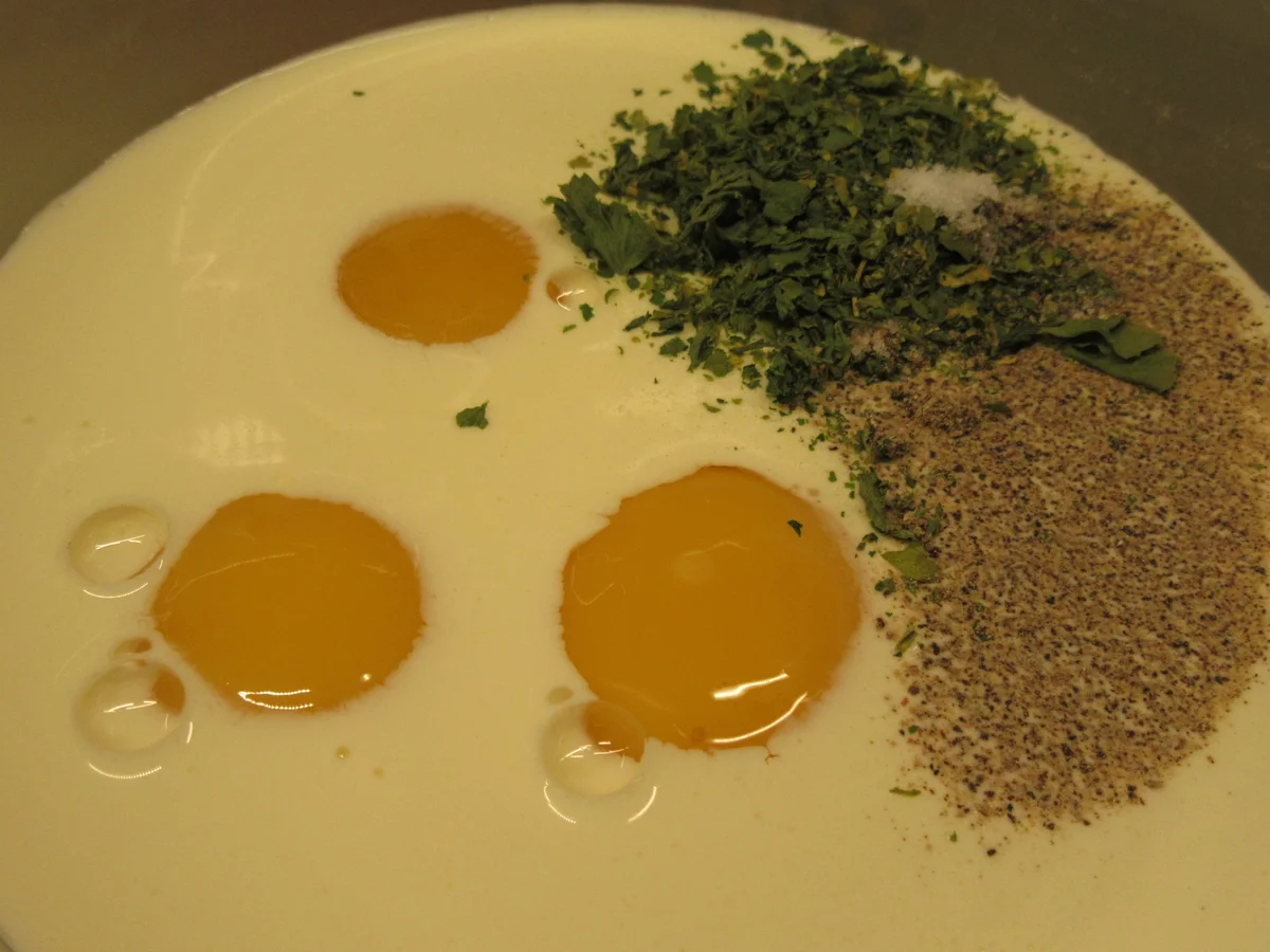 Rezept: Pikantes Backen: Brez´nsoufflé mit Spargelragout, Kräutersoße und Speckcroutons Bild Nr. 8013 Pikantes Backen: Brez´nsoufflé mit Spargelragout, Kräutersoße und Speckcroutons - Rezept - Bild Nr. 8013