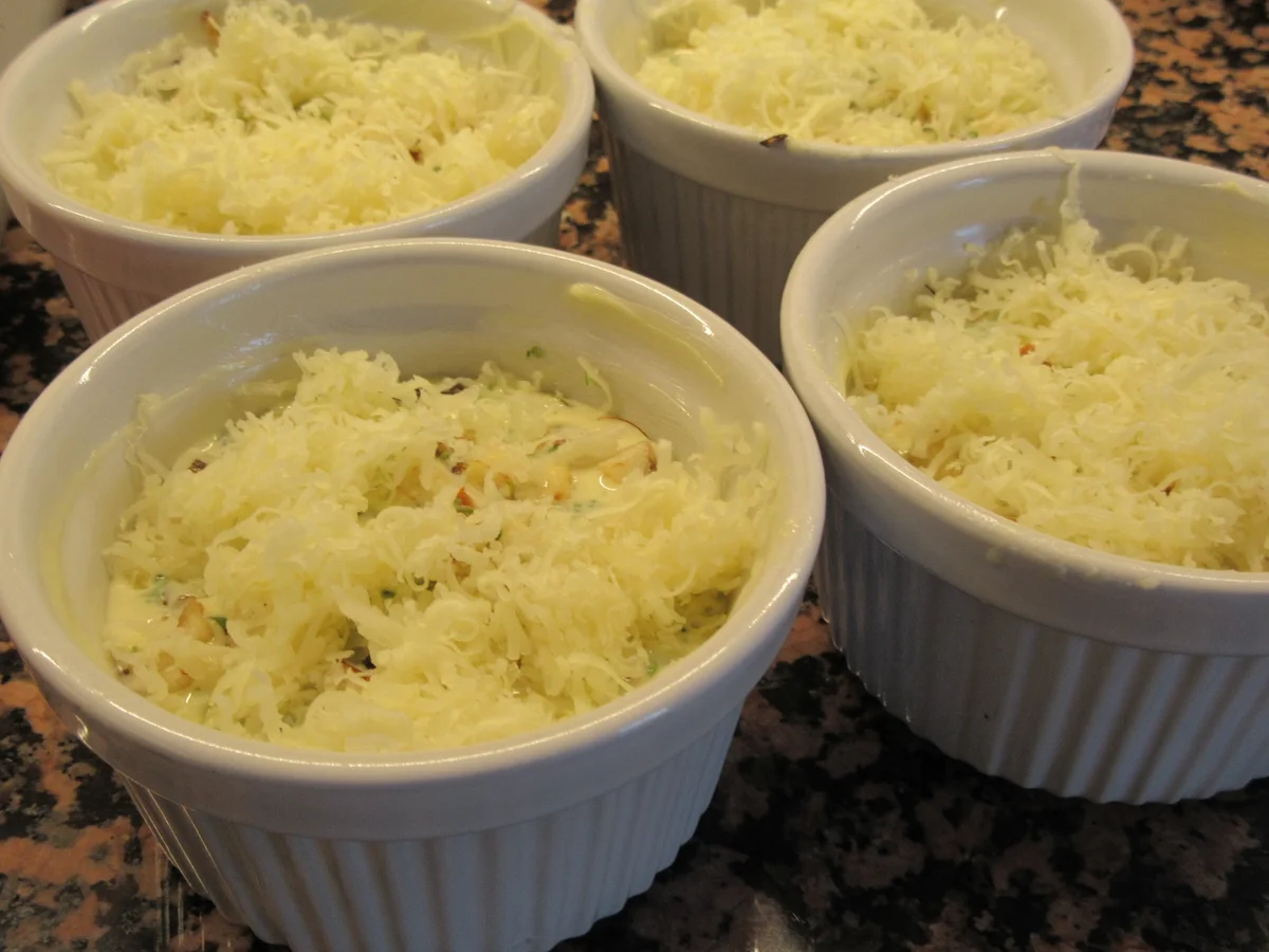 Rezept: Pikantes Backen: Brez´nsoufflé mit Spargelragout, Kräutersoße und Speckcroutons Bild Nr. 8014 Pikantes Backen: Brez´nsoufflé mit Spargelragout, Kräutersoße und Speckcroutons - Rezept - Bild Nr. 8014