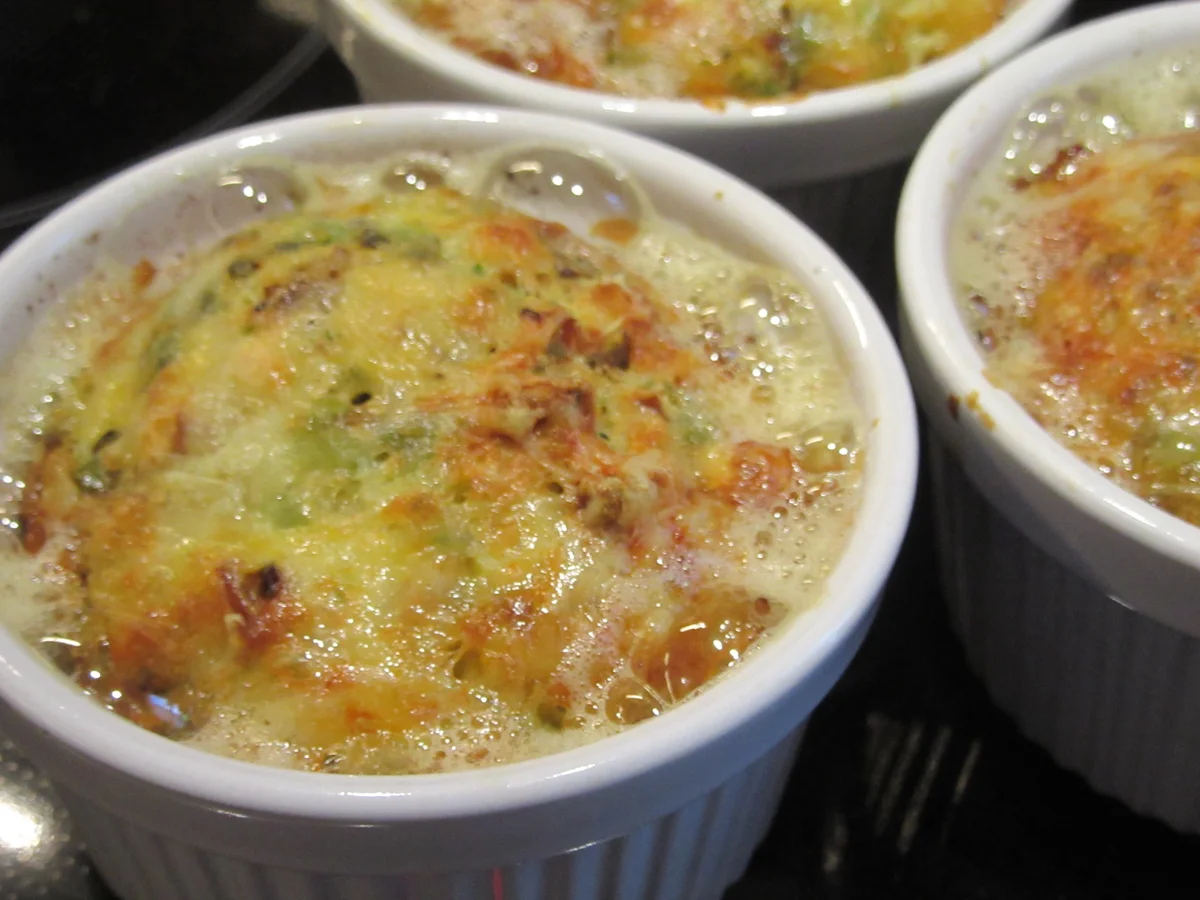 Rezept: Pikantes Backen: Brez´nsoufflé mit Spargelragout, Kräutersoße und Speckcroutons Bild Nr. 8015 Pikantes Backen: Brez´nsoufflé mit Spargelragout, Kräutersoße und Speckcroutons - Rezept - Bild Nr. 8015