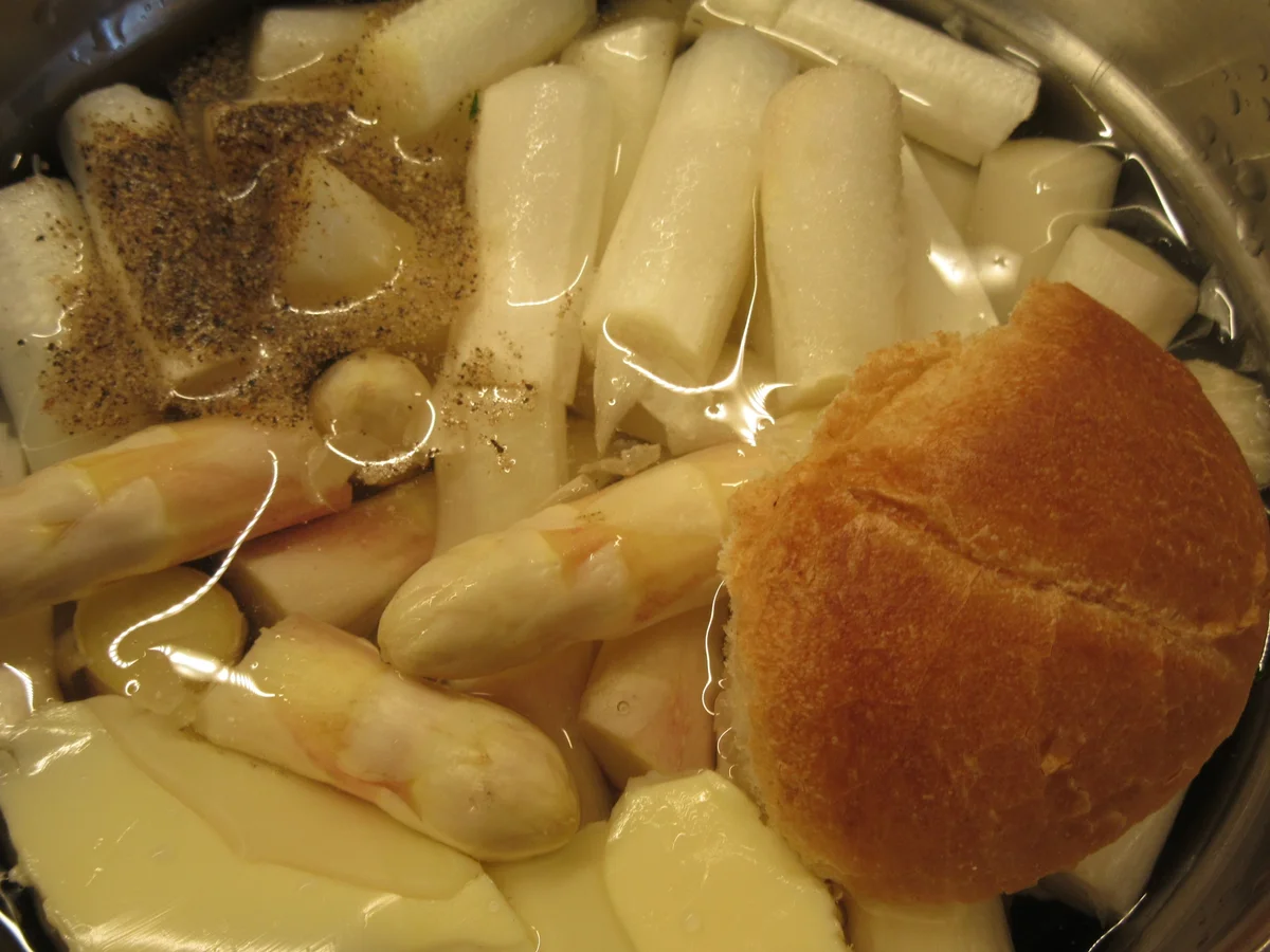 Rezept: Pikantes Backen: Brez´nsoufflé mit Spargelragout, Kräutersoße und Speckcroutons Bild Nr. 8017 Pikantes Backen: Brez´nsoufflé mit Spargelragout, Kräutersoße und Speckcroutons - Rezept - Bild Nr. 8017