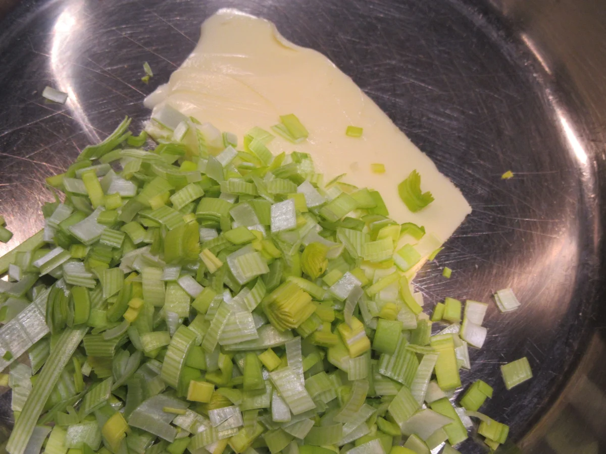 Rezept: Pikantes Backen: Brez´nsoufflé mit Spargelragout, Kräutersoße und Speckcroutons Bild Nr. 8018 Pikantes Backen: Brez´nsoufflé mit Spargelragout, Kräutersoße und Speckcroutons - Rezept - Bild Nr. 8018