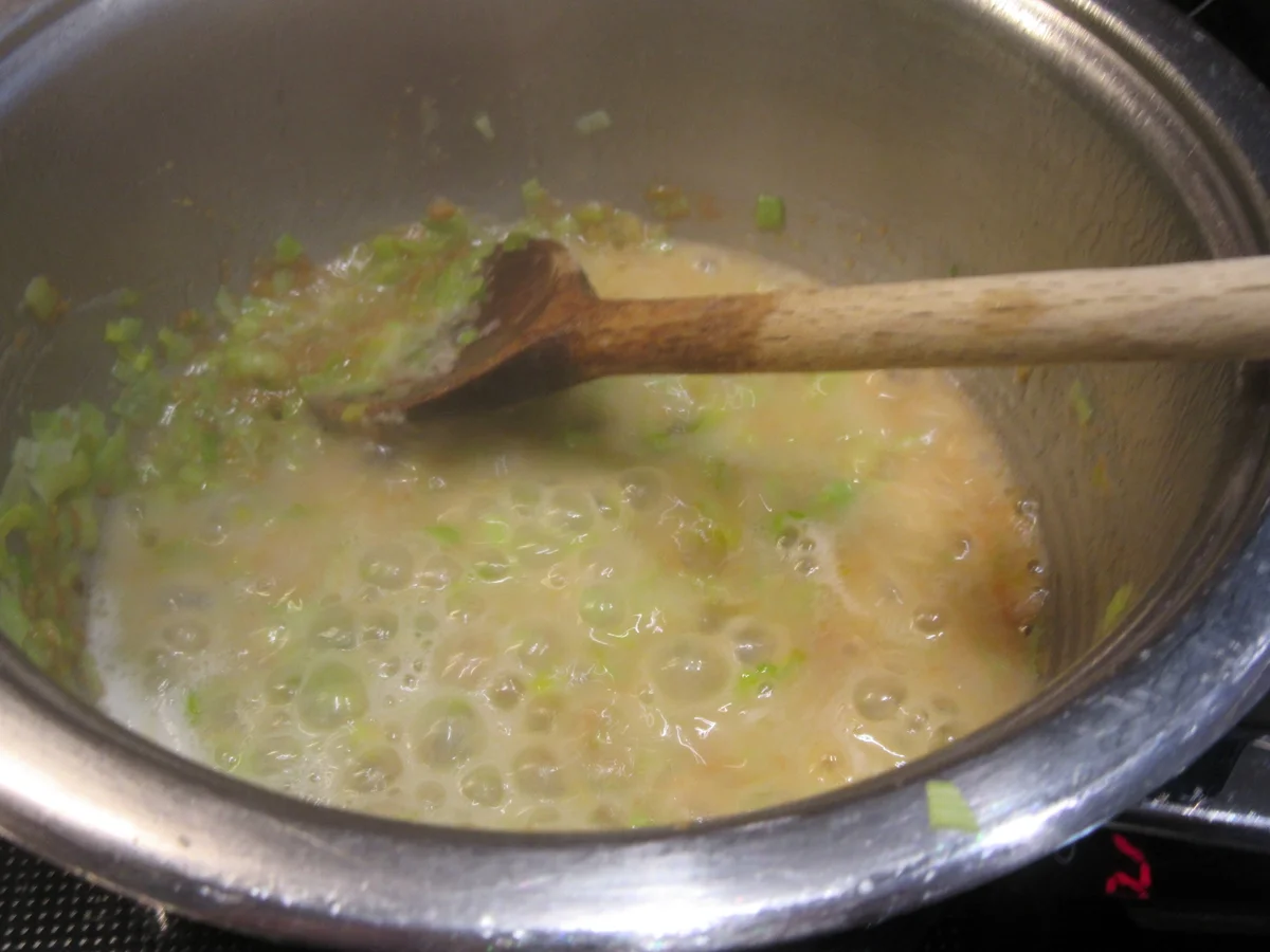 Rezept: Pikantes Backen: Brez´nsoufflé mit Spargelragout, Kräutersoße und Speckcroutons Bild Nr. 8019 Pikantes Backen: Brez´nsoufflé mit Spargelragout, Kräutersoße und Speckcroutons - Rezept - Bild Nr. 8019