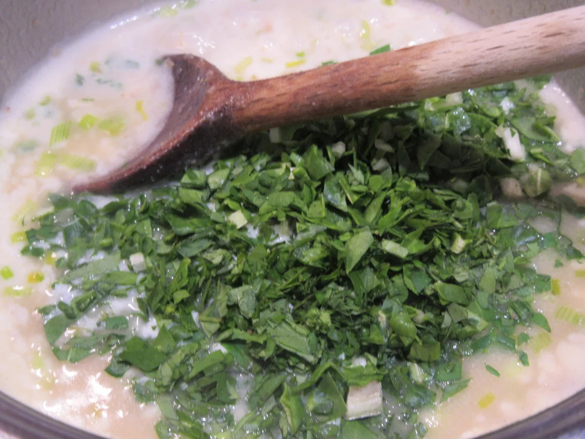 Rezept: Pikantes Backen: Brez´nsoufflé mit Spargelragout, Kräutersoße und Speckcroutons Bild Nr. 8020 Pikantes Backen: Brez´nsoufflé mit Spargelragout, Kräutersoße und Speckcroutons - Rezept - Bild Nr. 8020