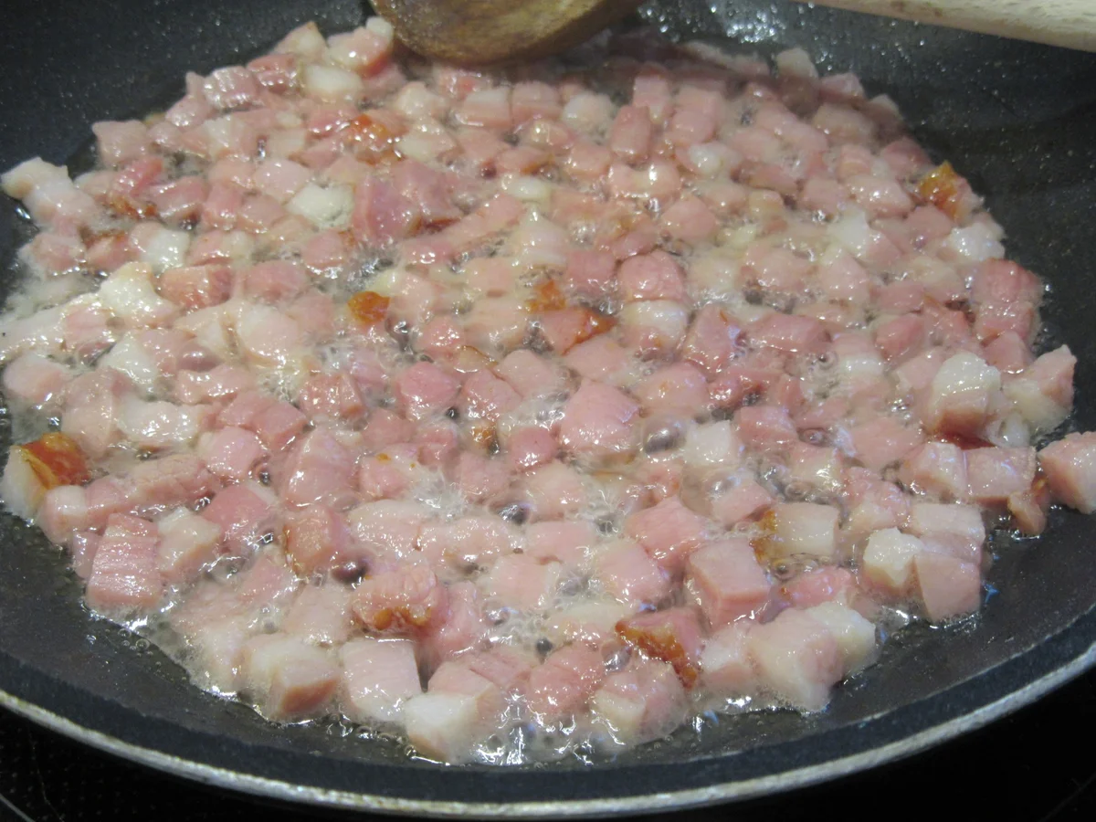 Rezept: Pikantes Backen: Brez´nsoufflé mit Spargelragout, Kräutersoße und Speckcroutons Bild Nr. 8021 Pikantes Backen: Brez´nsoufflé mit Spargelragout, Kräutersoße und Speckcroutons - Rezept - Bild Nr. 8021