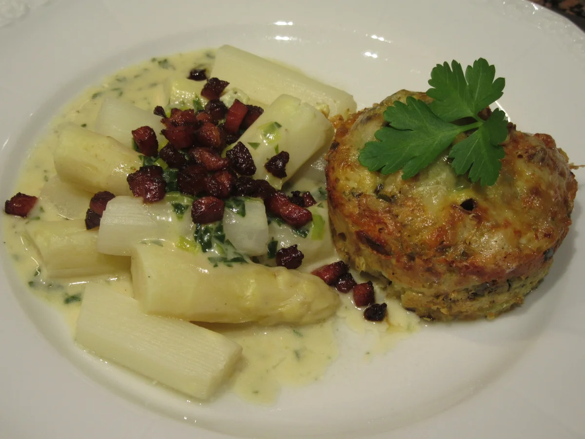 Rezept: Pikantes Backen: Brez´nsoufflé mit Spargelragout, Kräutersoße und Speckcroutons Bild Nr. 8022 Pikantes Backen: Brez´nsoufflé mit Spargelragout, Kräutersoße und Speckcroutons - Rezept - Bild Nr. 8022