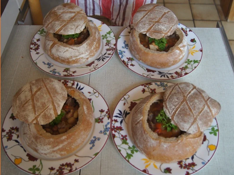 Rezept: Gulascheintopf ungarischer Art im Brotlaib Bild Nr. 8039 Gulascheintopf ungarischer Art im Brotlaib - Rezept - Bild Nr. 8039