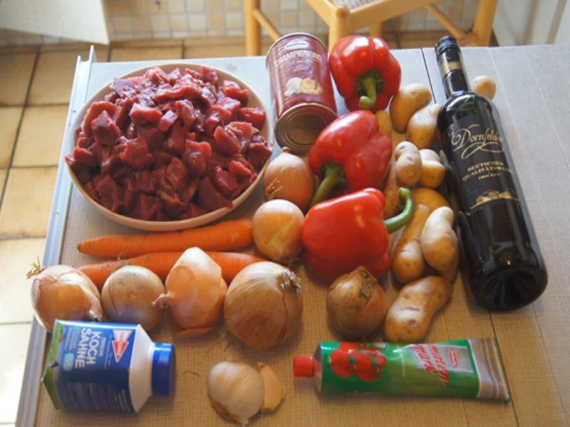 Rezept: Gulascheintopf ungarischer Art im Brotlaib Bild Nr. 8040 Gulascheintopf ungarischer Art im Brotlaib - Rezept - Bild Nr. 8040