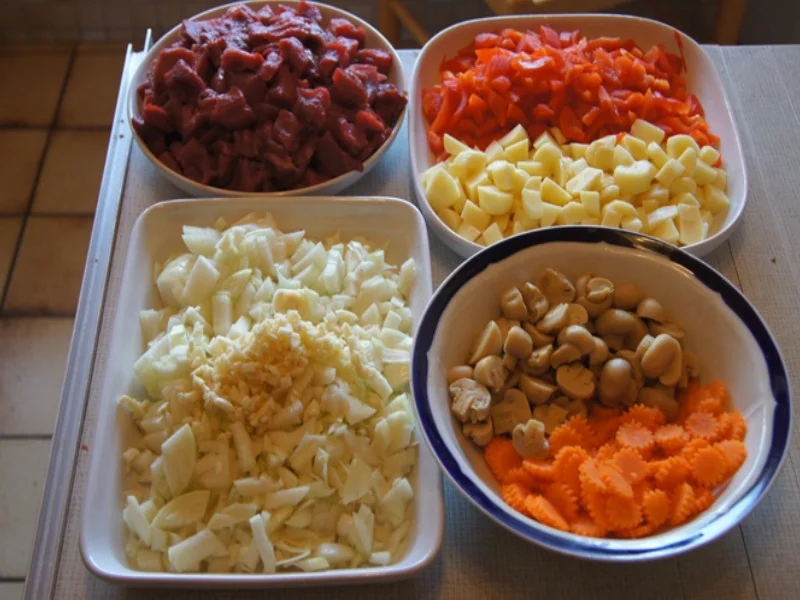 Rezept: Gulascheintopf ungarischer Art im Brotlaib Bild Nr. 8048 Gulascheintopf ungarischer Art im Brotlaib - Rezept - Bild Nr. 8048