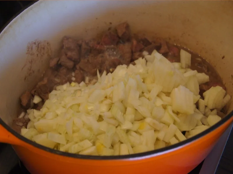 Rezept: Gulascheintopf ungarischer Art im Brotlaib Bild Nr. 8050 Gulascheintopf ungarischer Art im Brotlaib - Rezept - Bild Nr. 8050