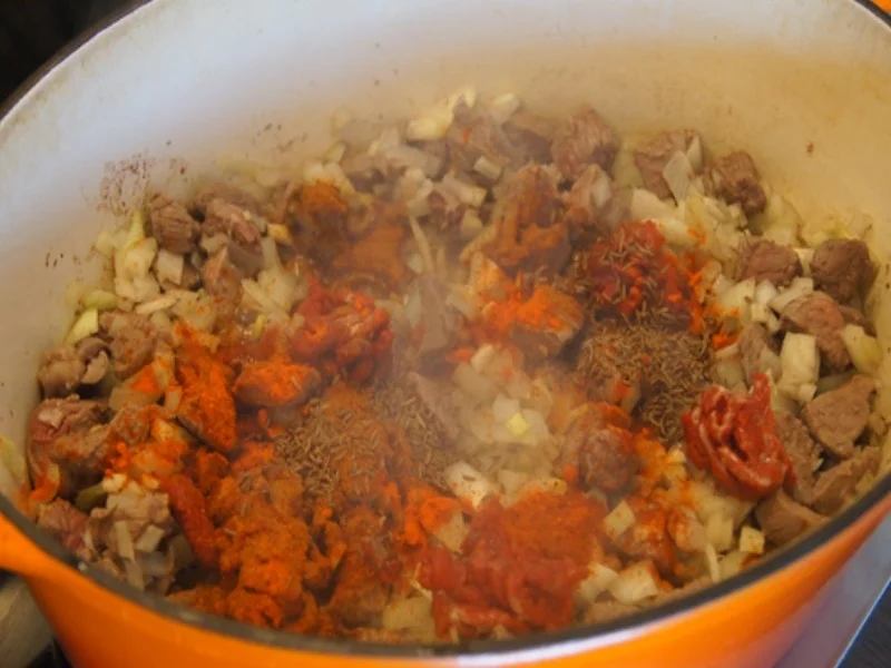 Rezept: Gulascheintopf ungarischer Art im Brotlaib Bild Nr. 8051 Gulascheintopf ungarischer Art im Brotlaib - Rezept - Bild Nr. 8051