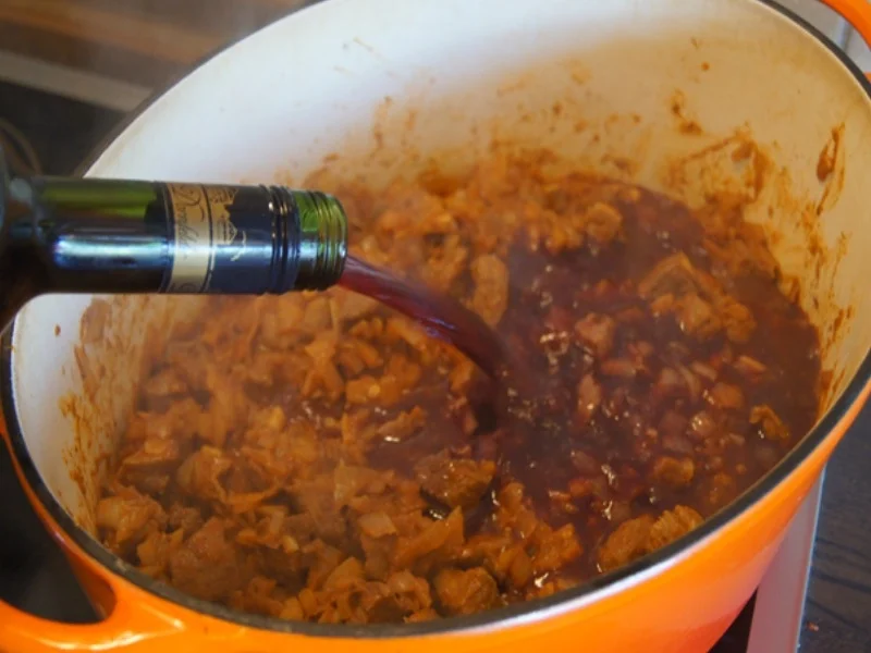 Rezept: Gulascheintopf ungarischer Art im Brotlaib Bild Nr. 8052 Gulascheintopf ungarischer Art im Brotlaib - Rezept - Bild Nr. 8052