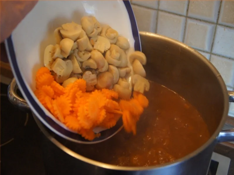 Rezept: Gulascheintopf ungarischer Art im Brotlaib Bild Nr. 8056 Gulascheintopf ungarischer Art im Brotlaib - Rezept - Bild Nr. 8056