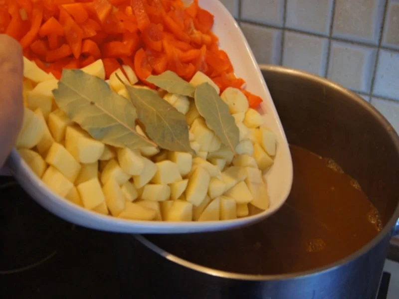 Rezept: Gulascheintopf ungarischer Art im Brotlaib Bild Nr. 8057 Gulascheintopf ungarischer Art im Brotlaib - Rezept - Bild Nr. 8057