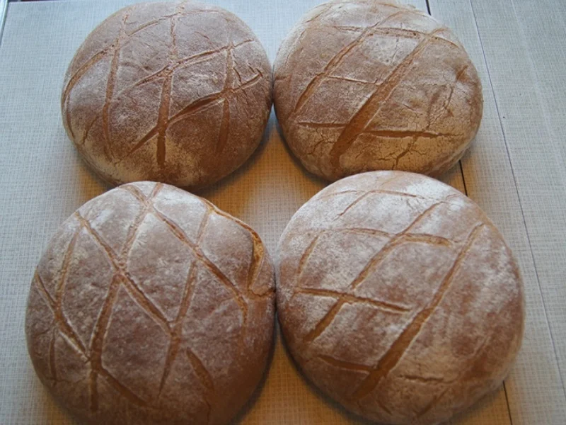 Rezept: Gulascheintopf ungarischer Art im Brotlaib Bild Nr. 8062 Gulascheintopf ungarischer Art im Brotlaib - Rezept - Bild Nr. 8062