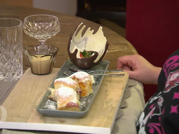 Dreierlei Buchteln mit Vanillesoße, Weißes Schokoparfait und schokolierte Früchte - Rezept - Bild Nr. 8010