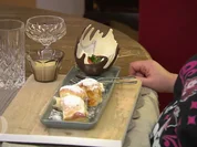 Dreierlei Buchteln mit Vanillesoße, Weißes Schokoparfait und schokolierte Früchte - Rezept - Bild Nr. 8010