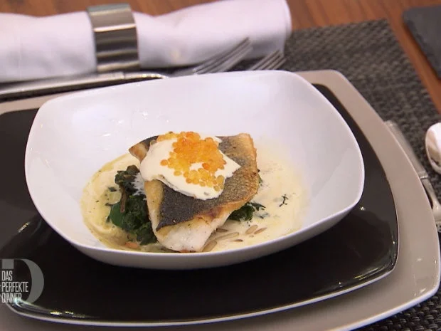 Wolfsbarschfilet auf asiatisch angemachtem Blattspinat mit Kokosmilch-Espuma - Rezept - Bild Nr. 8010