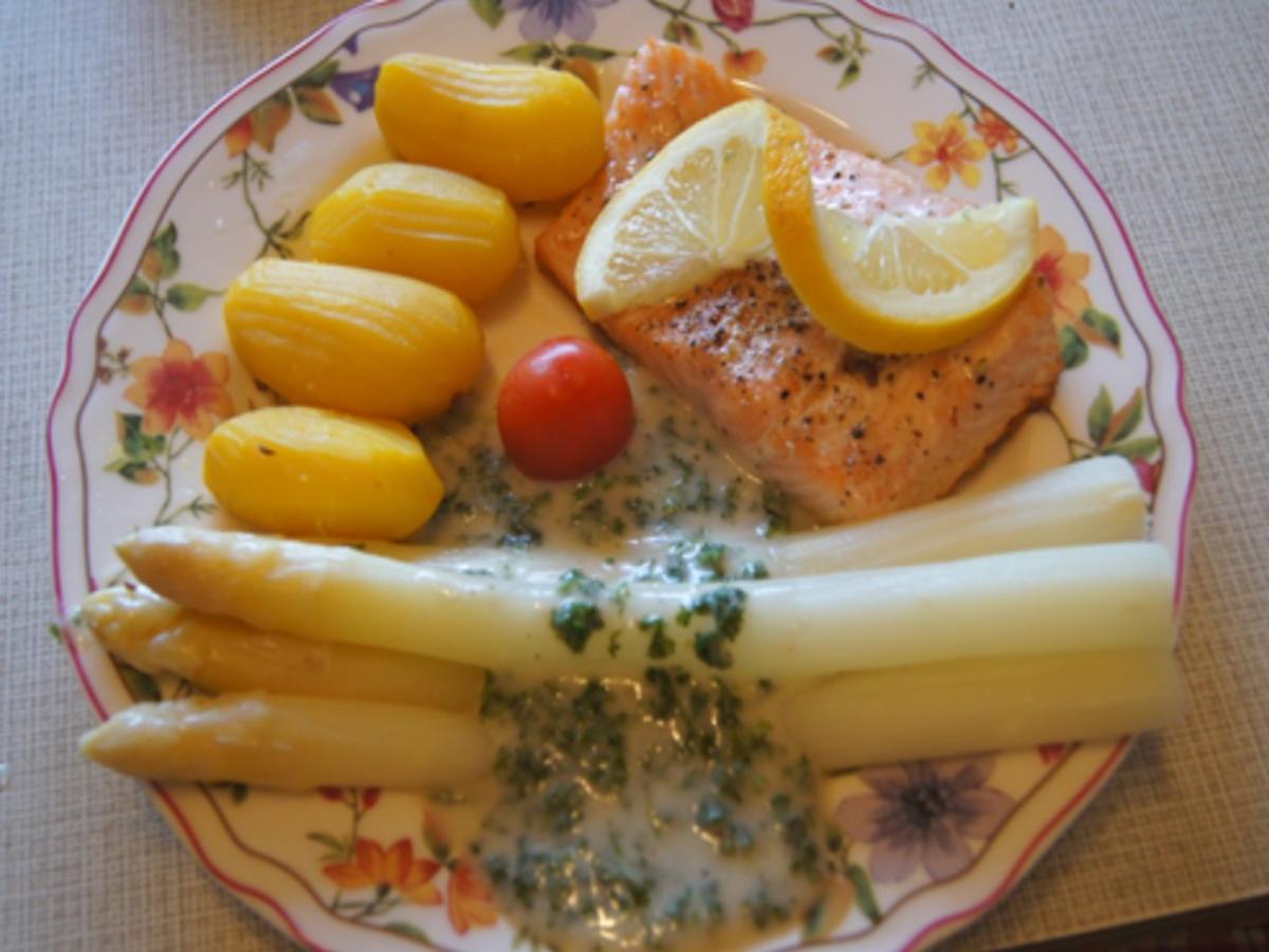 Norwegisches Lachsfilet mit Spargel, Petersiliensauce und Kartoffeln - Rezept - Bild Nr. 8037