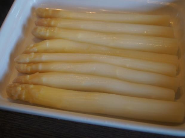 Norwegisches Lachsfilet mit Spargel, Petersiliensauce und Kartoffeln ...