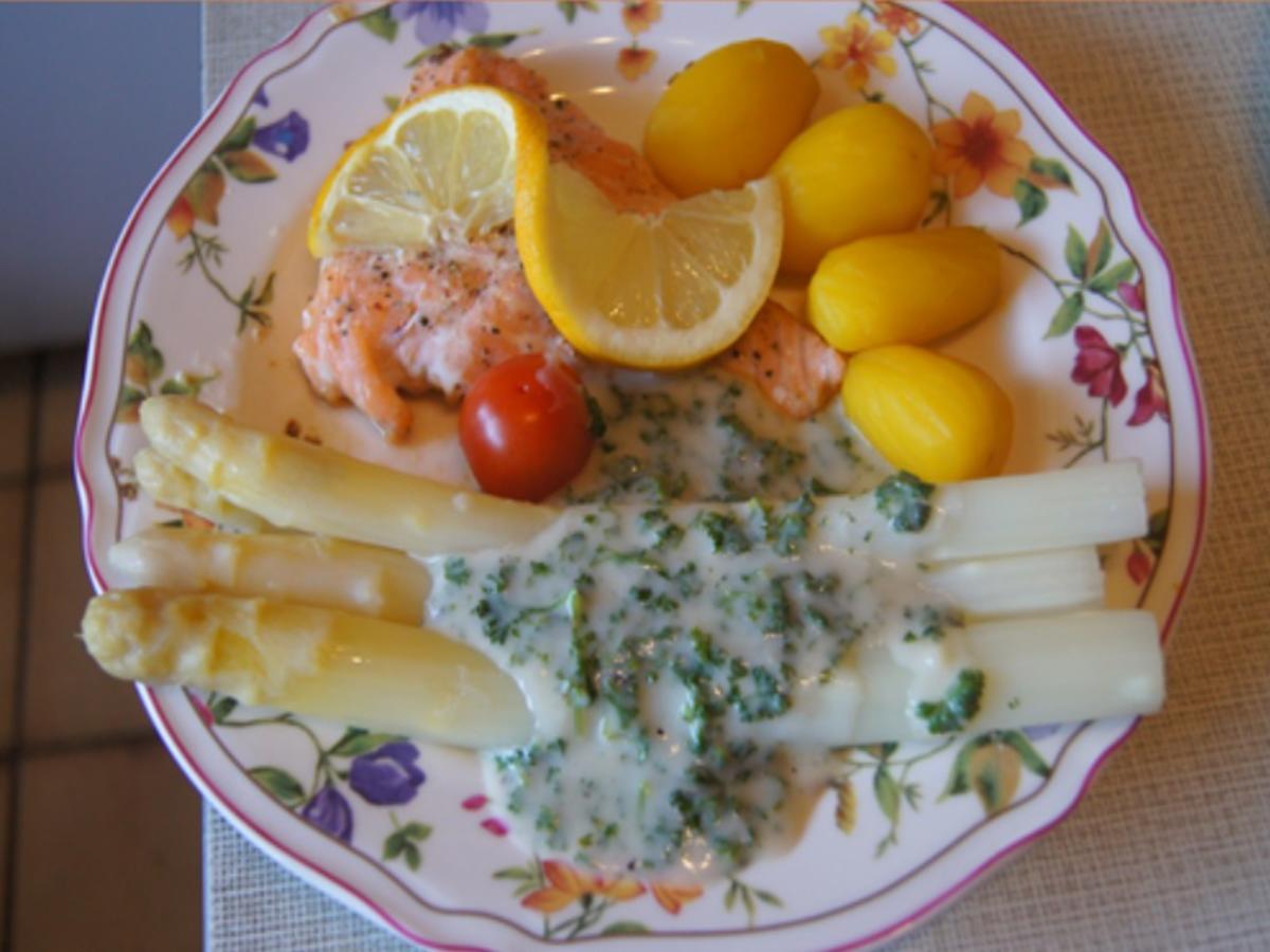 Norwegisches Lachsfilet mit Spargel, Petersiliensauce und Kartoffeln ...