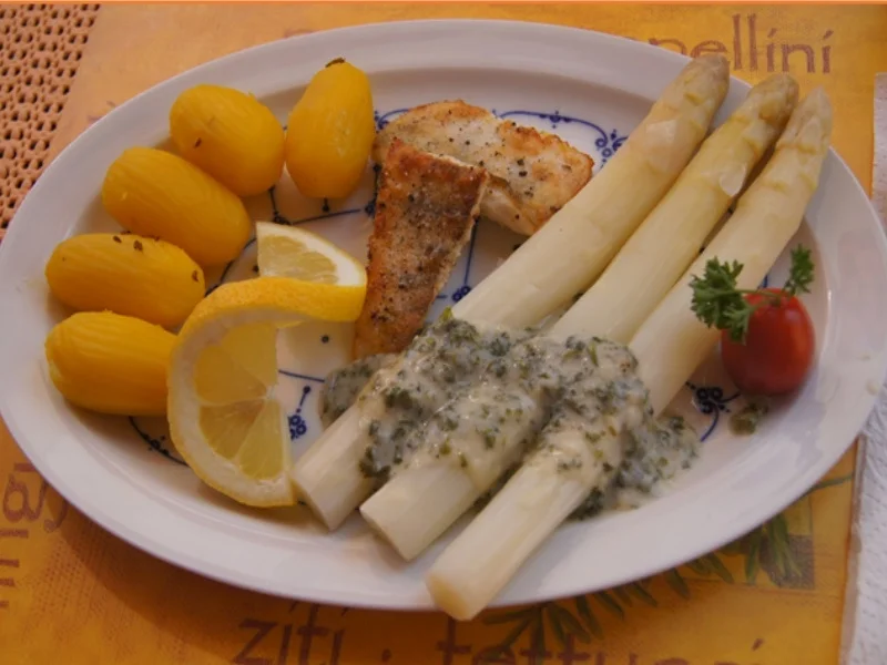 Zanderfilet mit Spargel, Petersiliensauce und Drillingen - Rezept - Bild Nr. 3