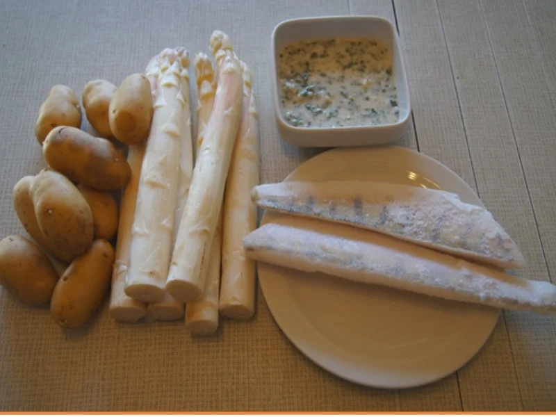 Zanderfilet mit Spargel, Petersiliensauce und Drillingen - Rezept - Bild Nr. 5