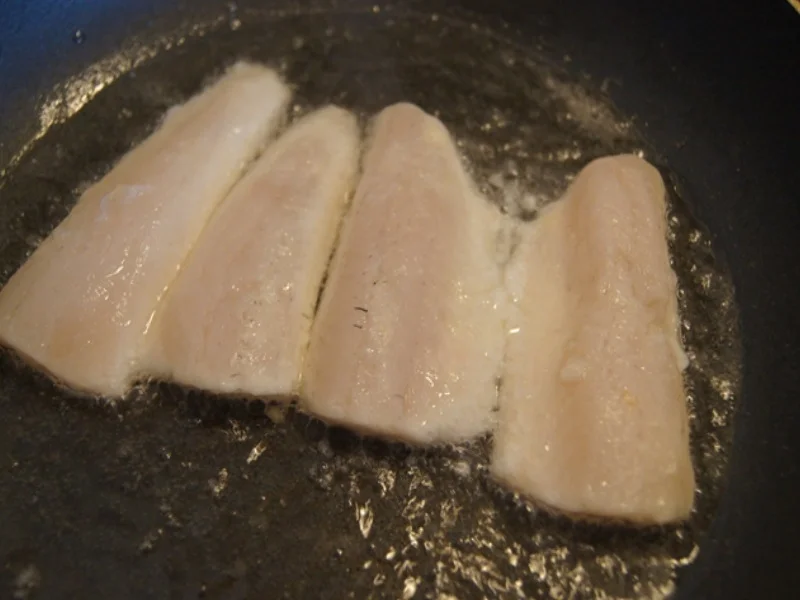 Zanderfilet mit Spargel, Petersiliensauce und Drillingen - Rezept - Bild Nr. 7