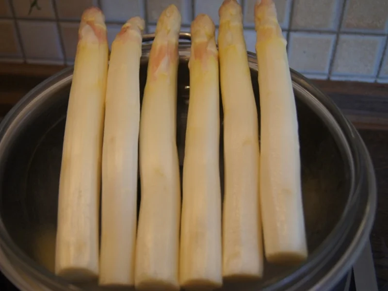 Zanderfilet mit Spargel, Petersiliensauce und Drillingen - Rezept - Bild Nr. 9