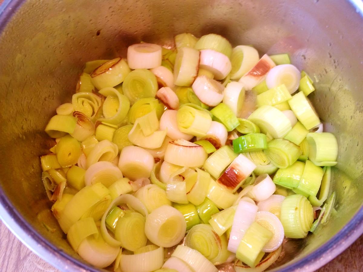 Hackbällchen in feinem Lauchgemüse mit Bärlauch - Rezept - kochbar.de