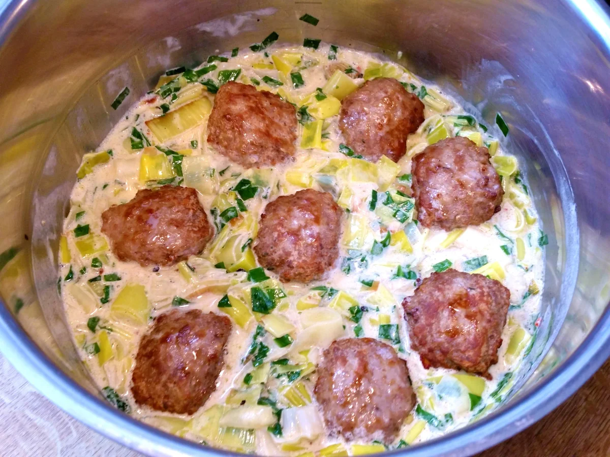 Hackbällchen in feinem Lauchgemüse mit Bärlauch - Rezept - Bild Nr. 8055