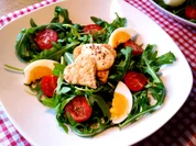 Rucola garniert - mit Ziegenkäse, Ei und Kirschtomaten - Rezept - Bild Nr. 8055