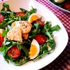 Rucola garniert - mit Ziegenkäse, Ei und Kirschtomaten - Rezept - Bild Nr. 8055