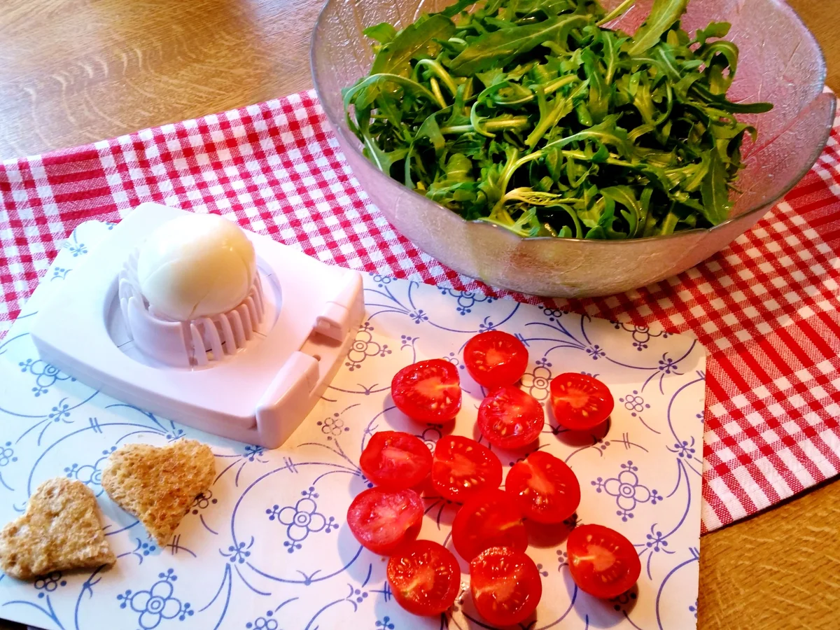 Rezept: Rucola garniert - mit Ziegenkäse, Ei und Kirschtomaten Bild Nr. 8060 Rucola garniert - mit Ziegenkäse, Ei und Kirschtomaten - Rezept - Bild Nr. 8060