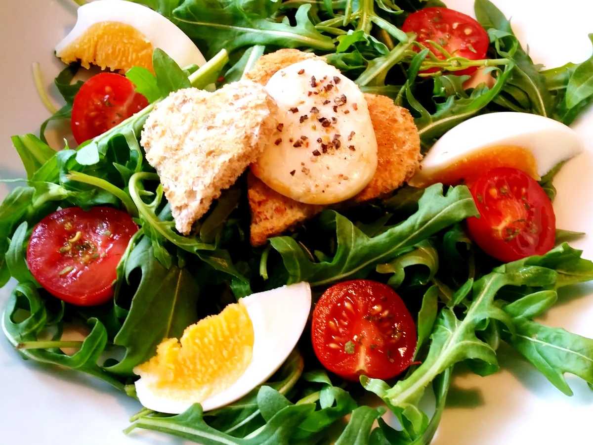 Rezept: Rucola garniert - mit Ziegenkäse, Ei und Kirschtomaten Bild Nr. 8061 Rucola garniert - mit Ziegenkäse, Ei und Kirschtomaten - Rezept - Bild Nr. 8061