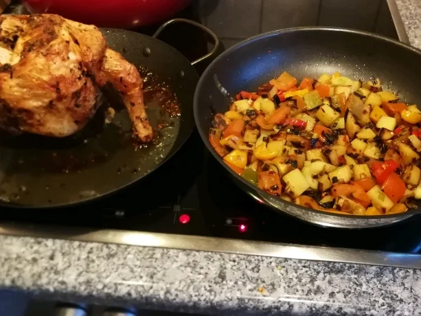 SCOVILLE - HÄHNCHEN AN RÖSTGEMÜSE IM SITZSTREIK - Rezept - Bild Nr. 8058