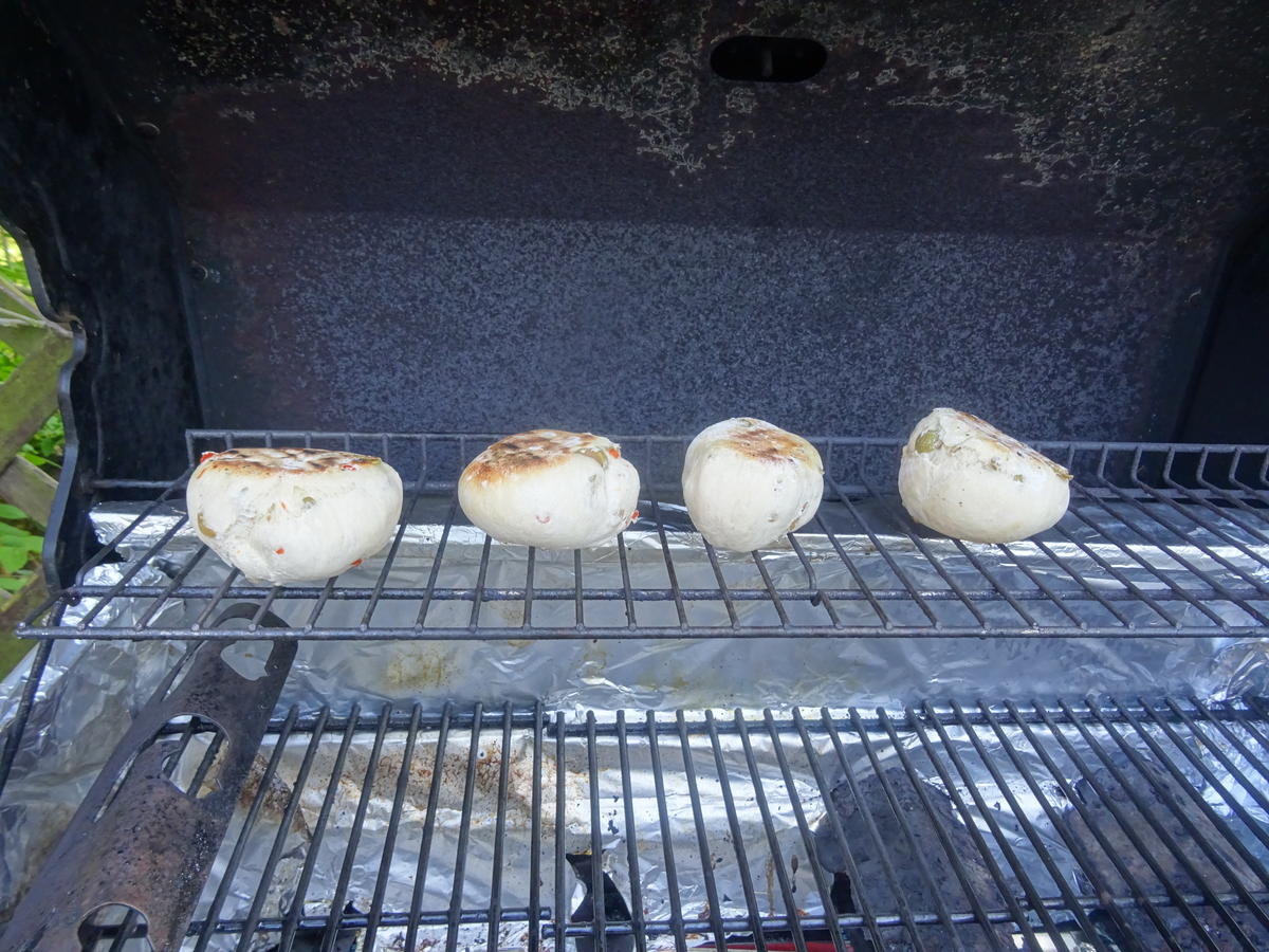 Grill-Brötchen mit Oliven und Feta-Füllung - Rezept - Bild Nr. 8