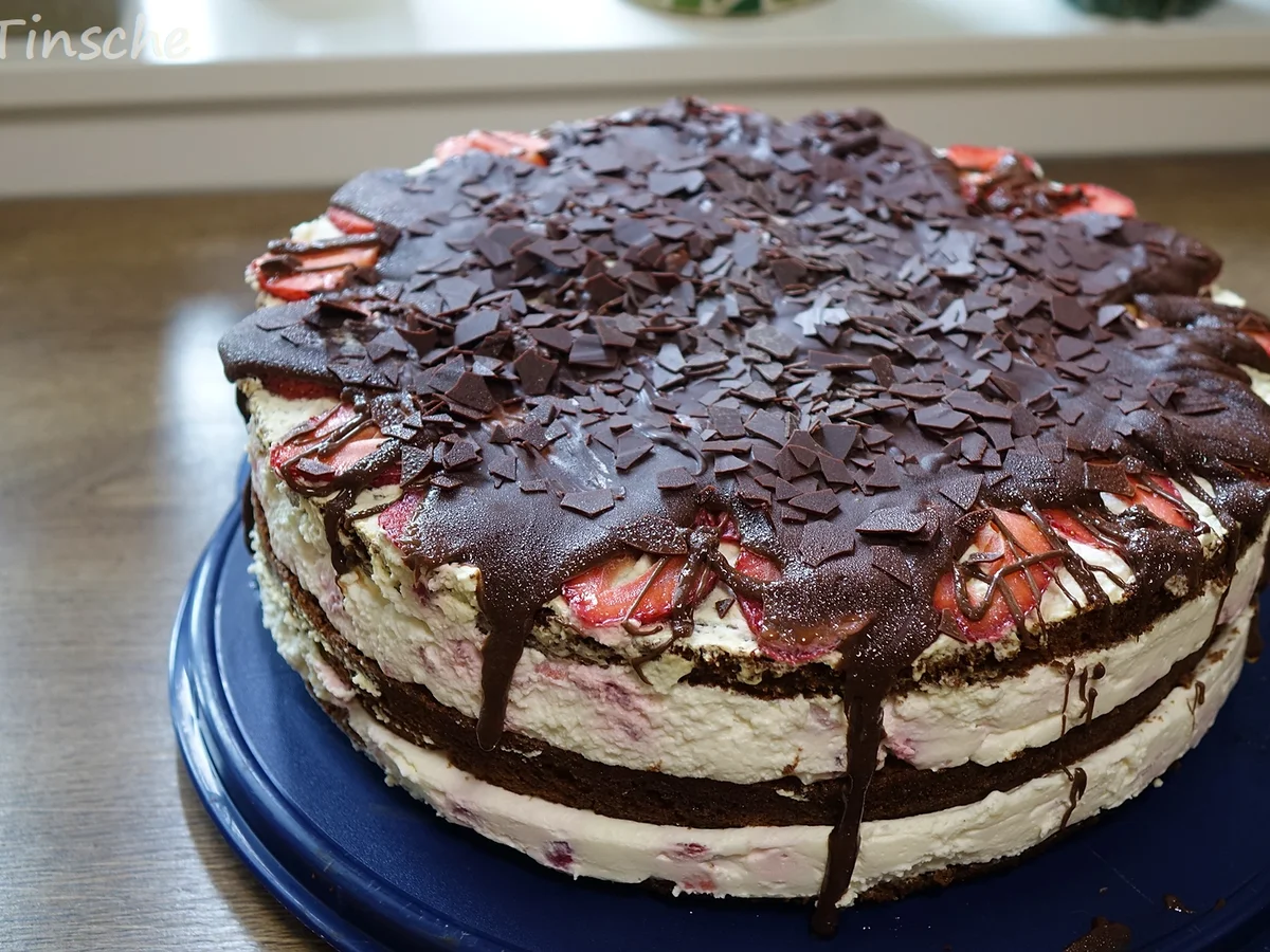 Rezept: Erdbeer-Schokoladen-Sahnetorte Bild Nr. 8 Erdbeer-Schokoladen-Sahnetorte - Rezept - Bild Nr. 8